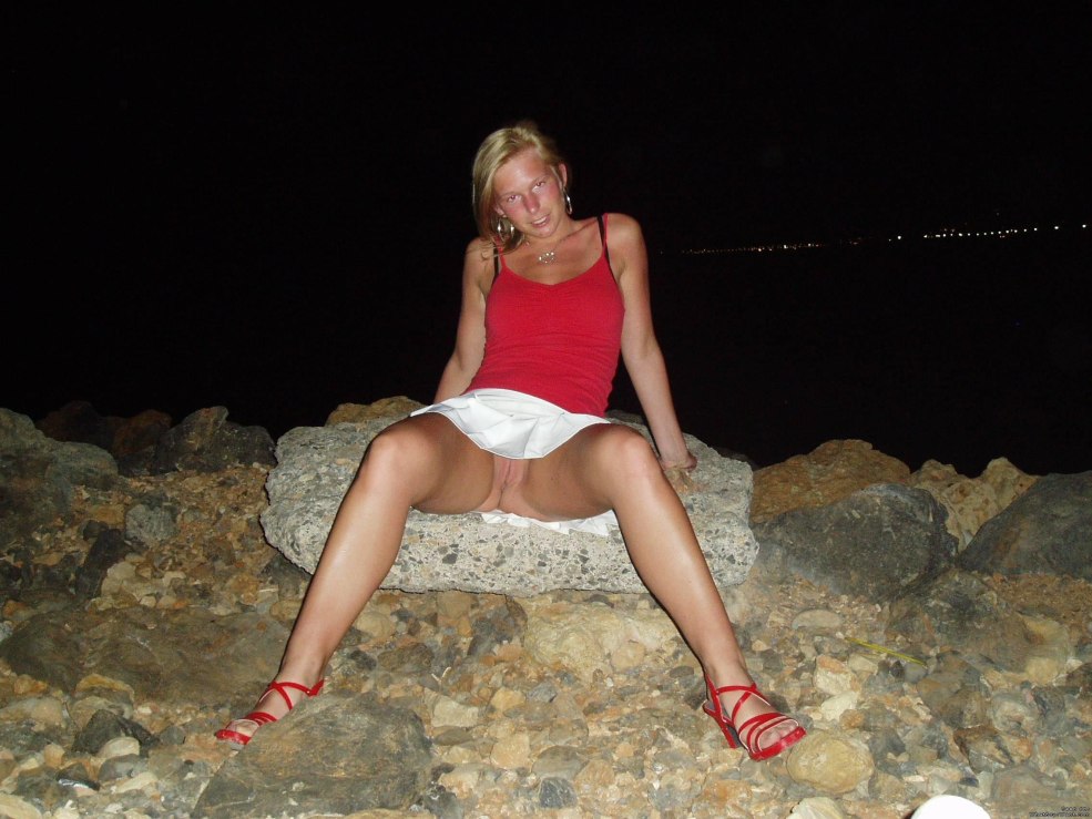 Filles sur la plage avec des jambes étendues