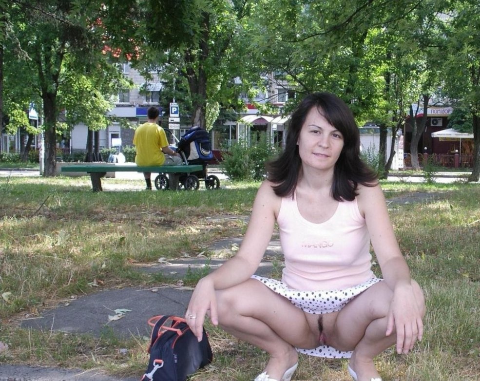 Mature dans la rue dans une jupe sans culotte