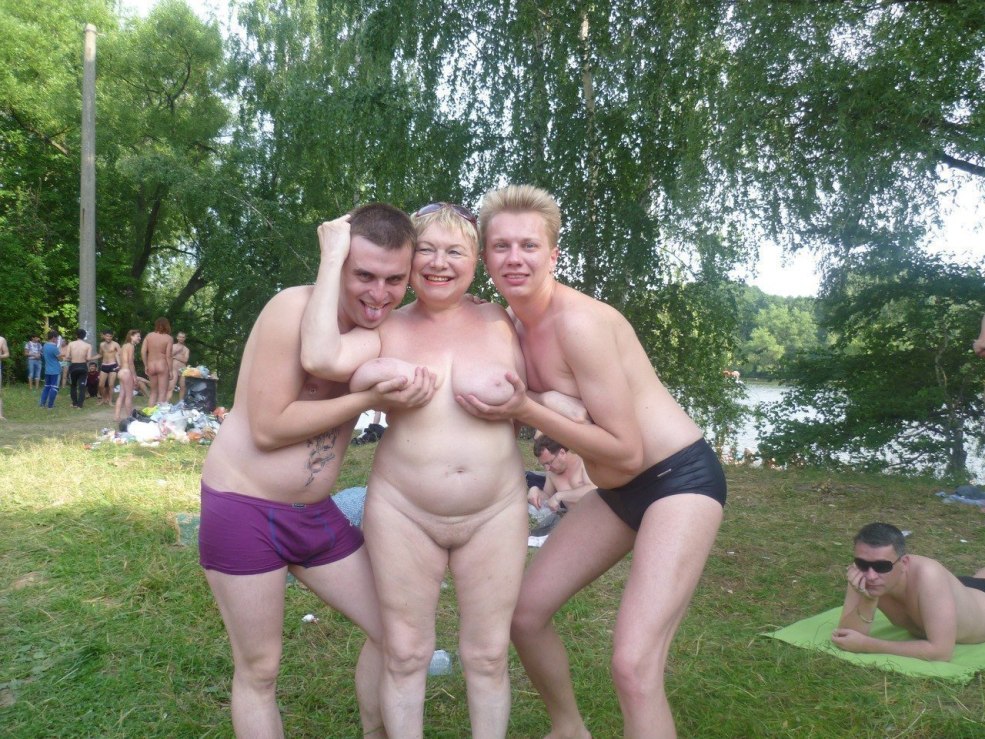 Naked pèse des réseaux sociaux