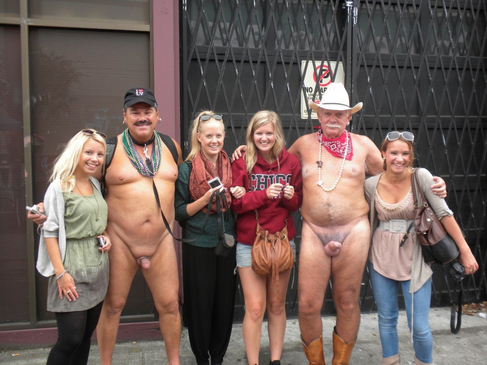 Gars nus et filles en public