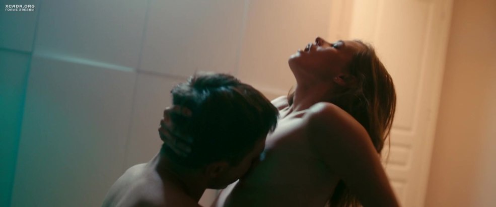 Ekaterina Spitz nue sans culotte