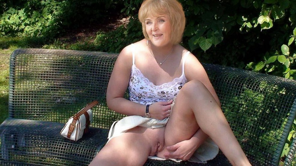 Mature au bureau sans culotte