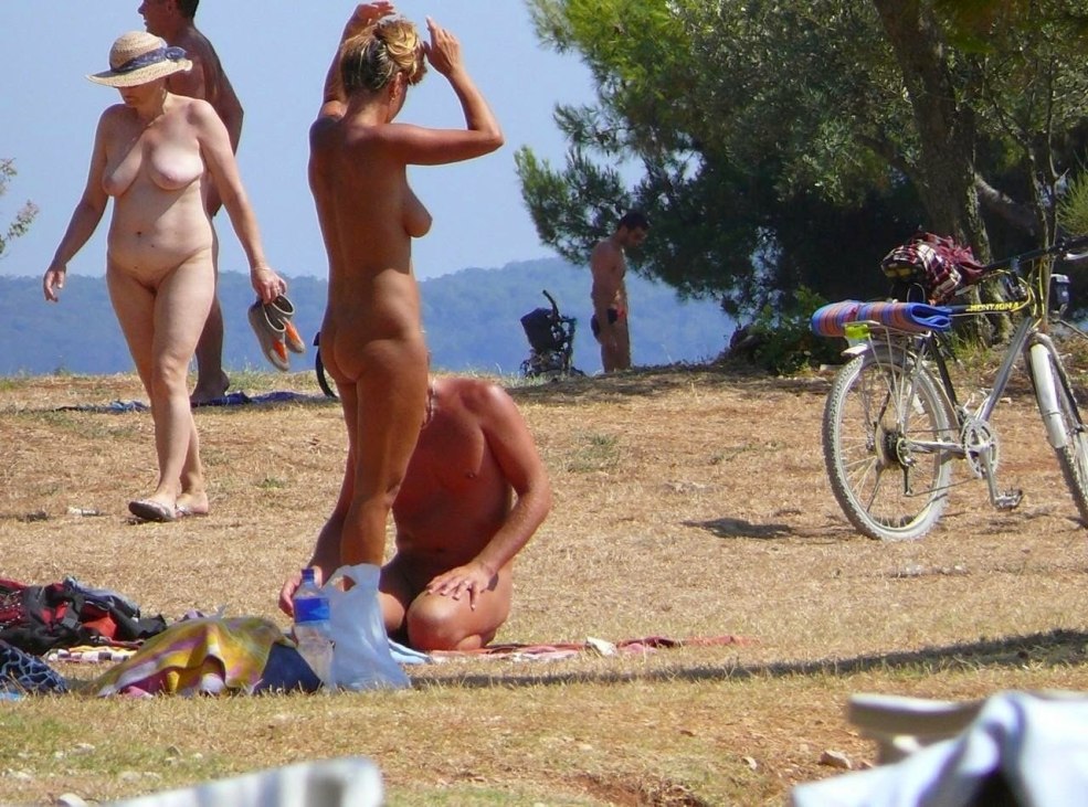 Jeunes nudistes ukrainiens