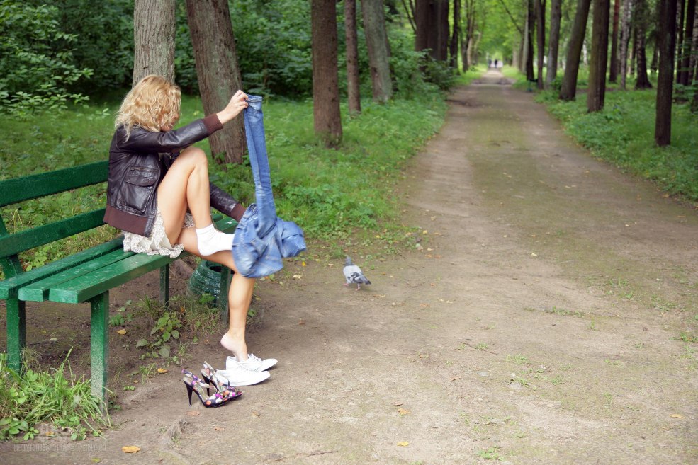 Femmes nues avec un gars nu dans la rue