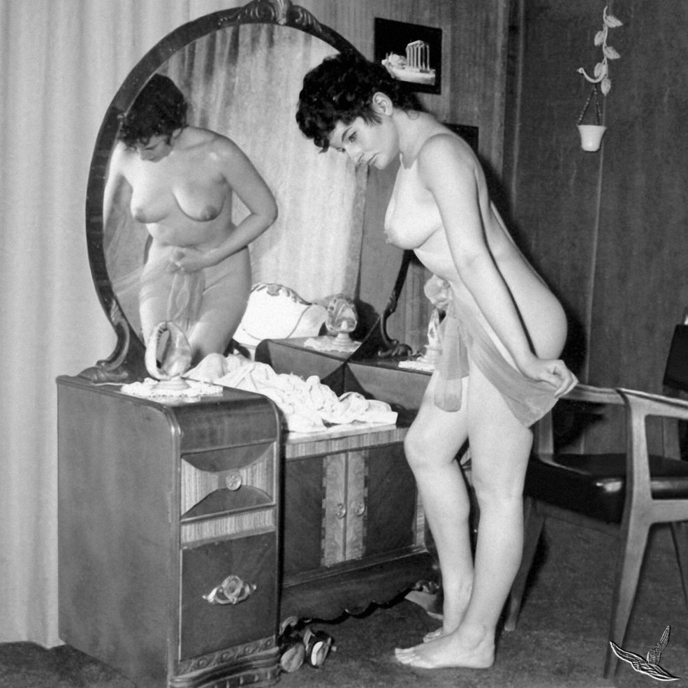 Une femme nue lave Retro