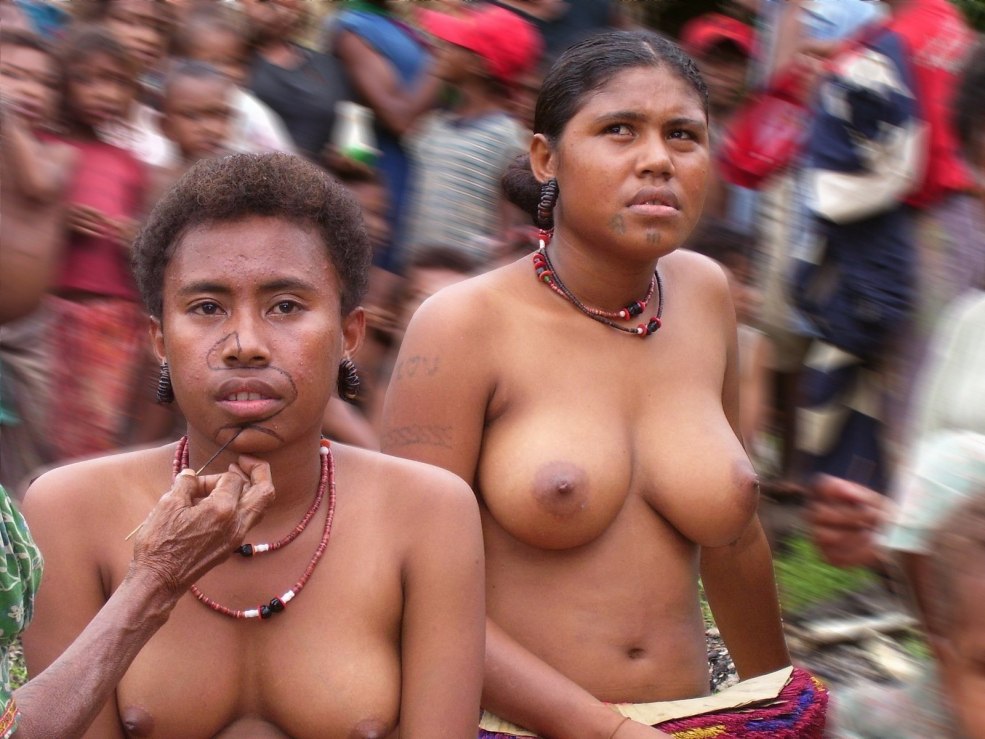 Femmes nues des tribus sauvages de l'Amazonie
