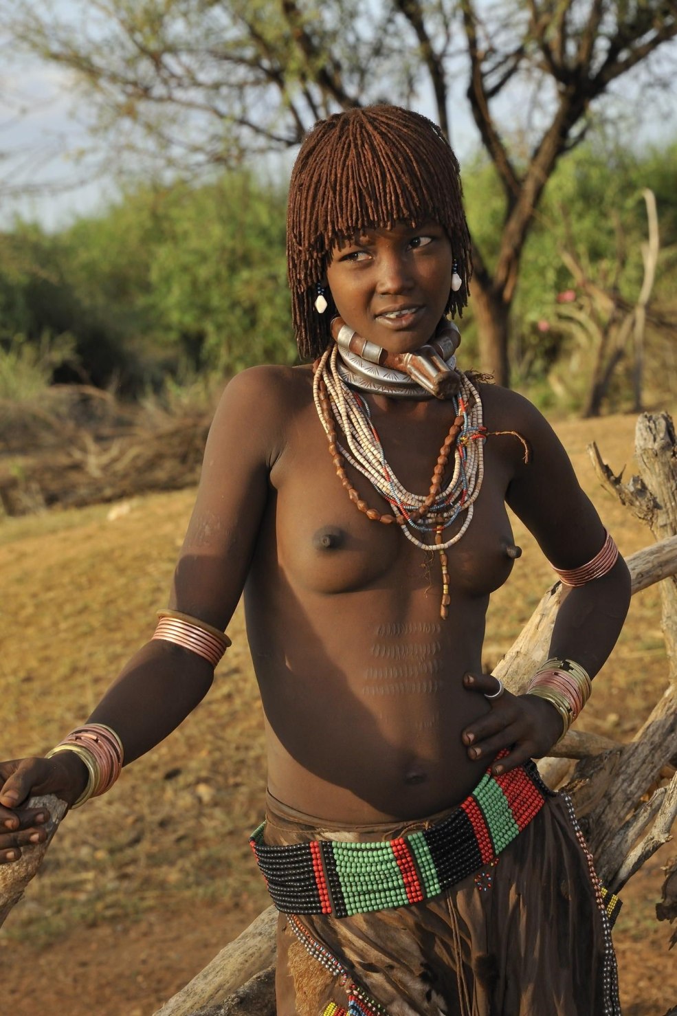 Femmes noires nues de tribus sauvages