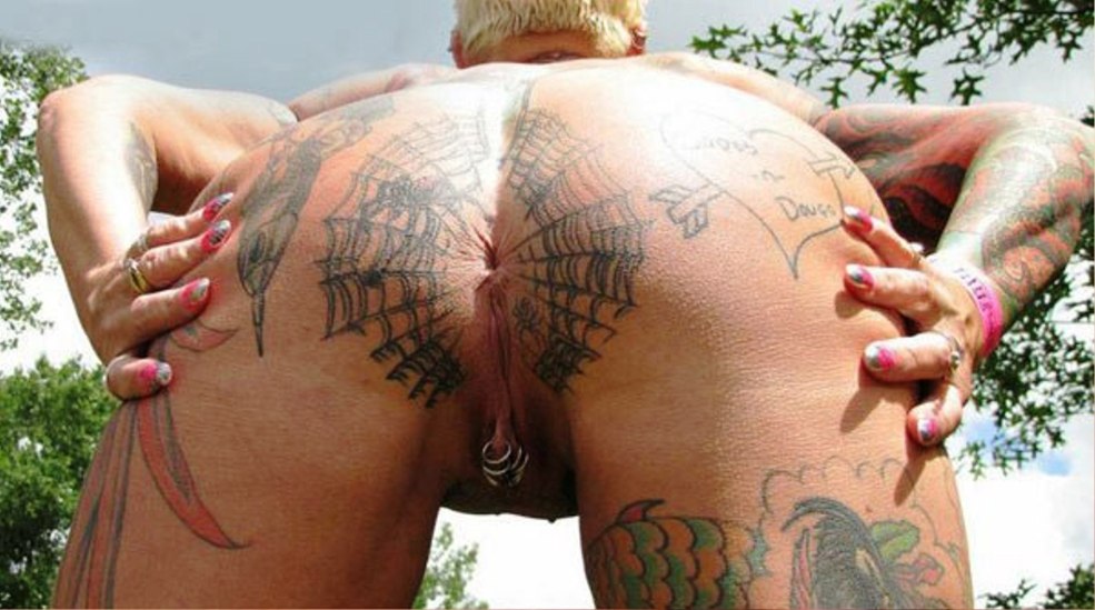 Chatte tatouée de piercing
