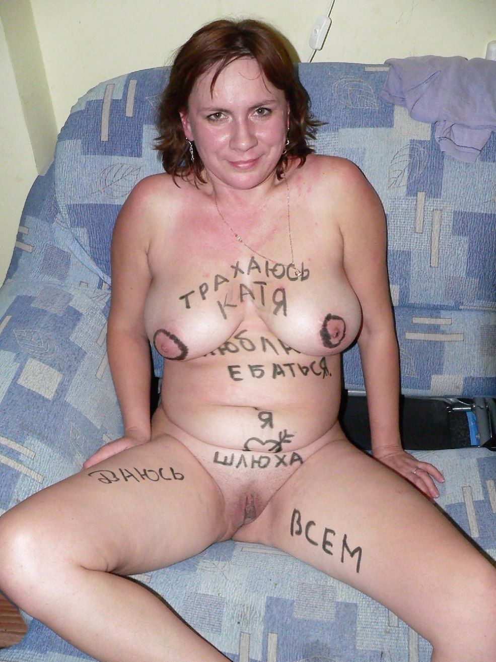 Deux bébés se déshabillent