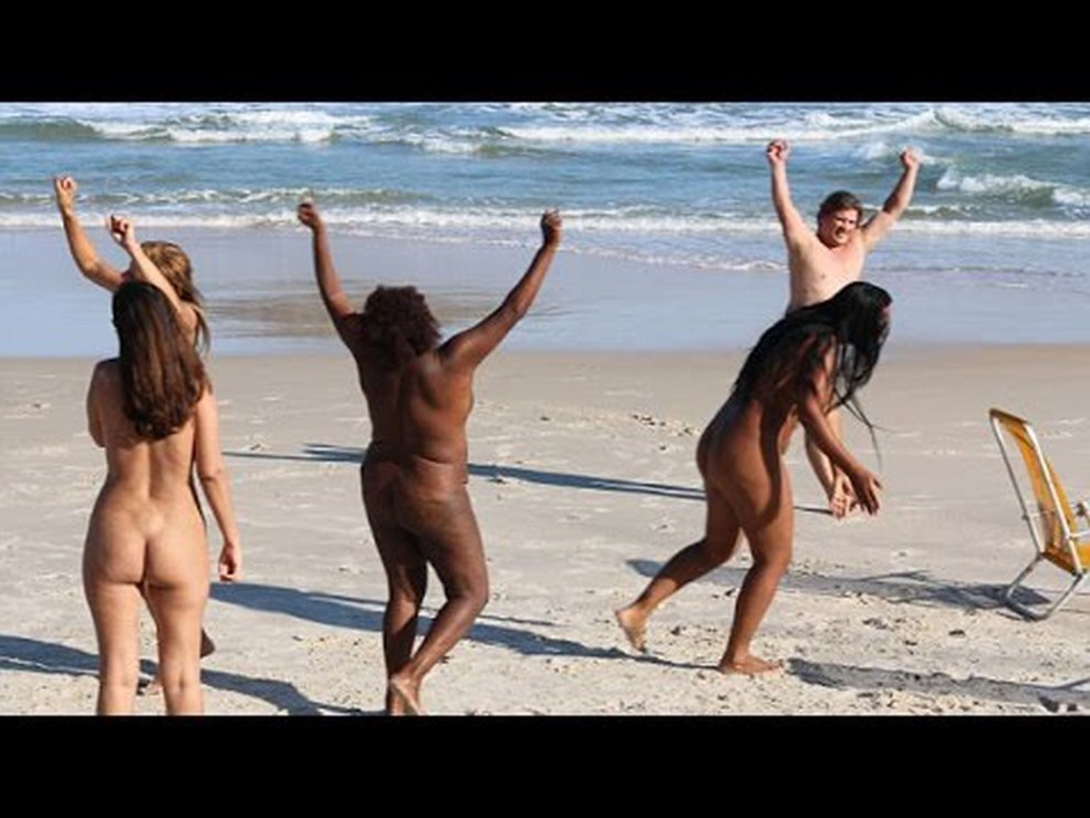 Filles brésiliennes sur la plage nue