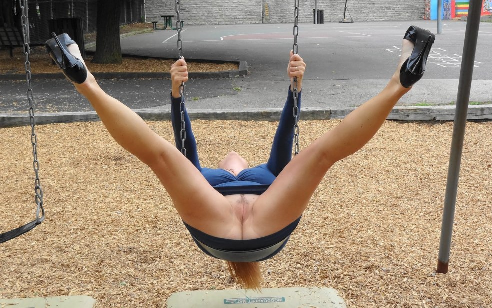 Jeune sans culotte sur la photo de barre horizontale Close -Up