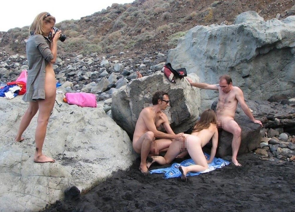 Femmes nues sur une plage nudiste