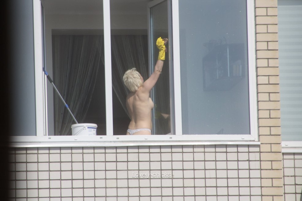 Espionné sur un voisin par la fenêtre