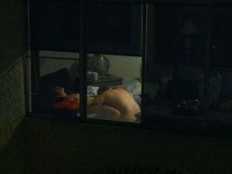 Fille nue sur le balcon