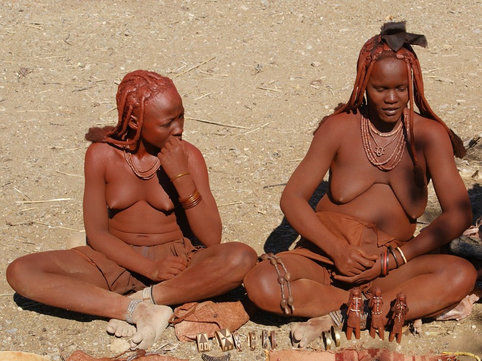 Femmes noires nues de la tribu