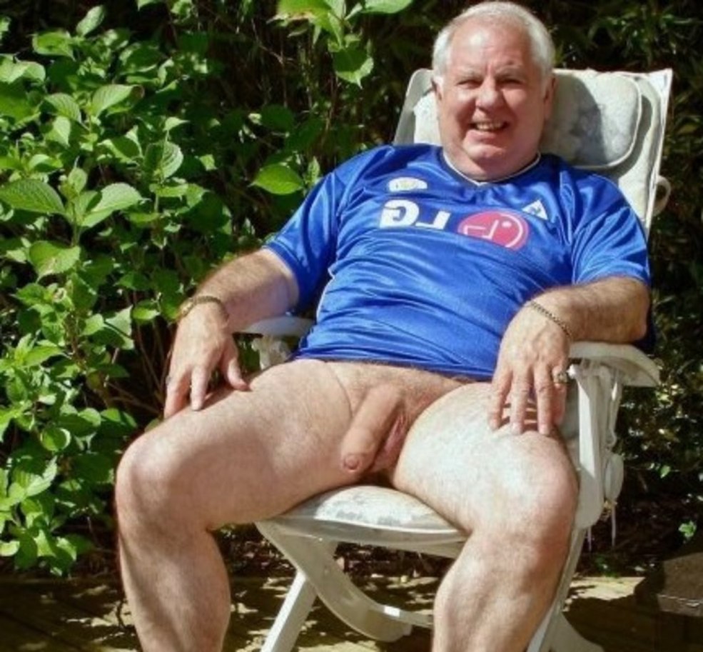 Personnes âgées nues sans culotte