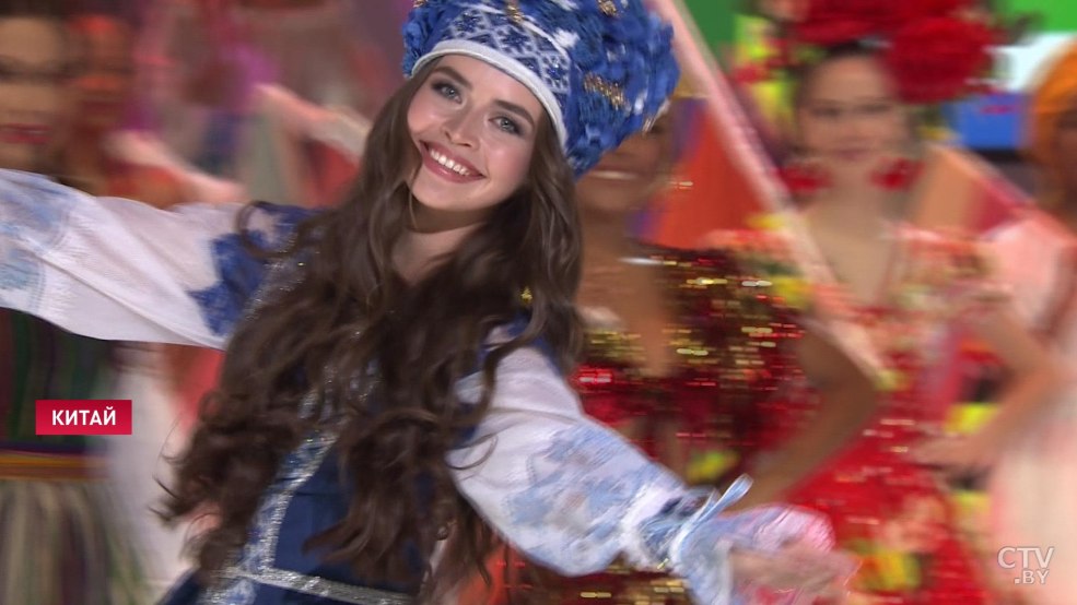 Maria Vasilevich Bélarus dans un chapeau d'hiver