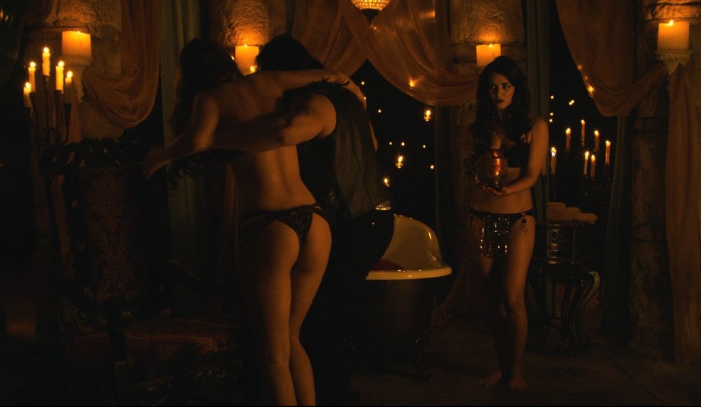 Ace Gonzalez Lit Scènes dans le film