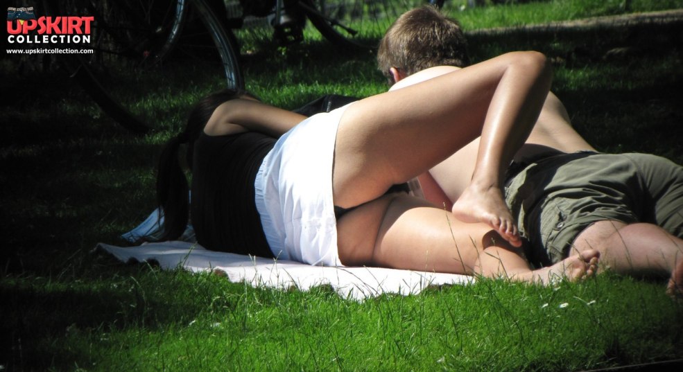 Montre un membre des filles dans la rue