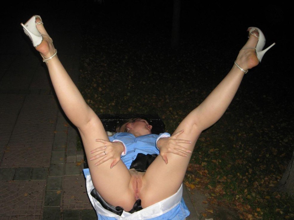 Femmes nues accroupies