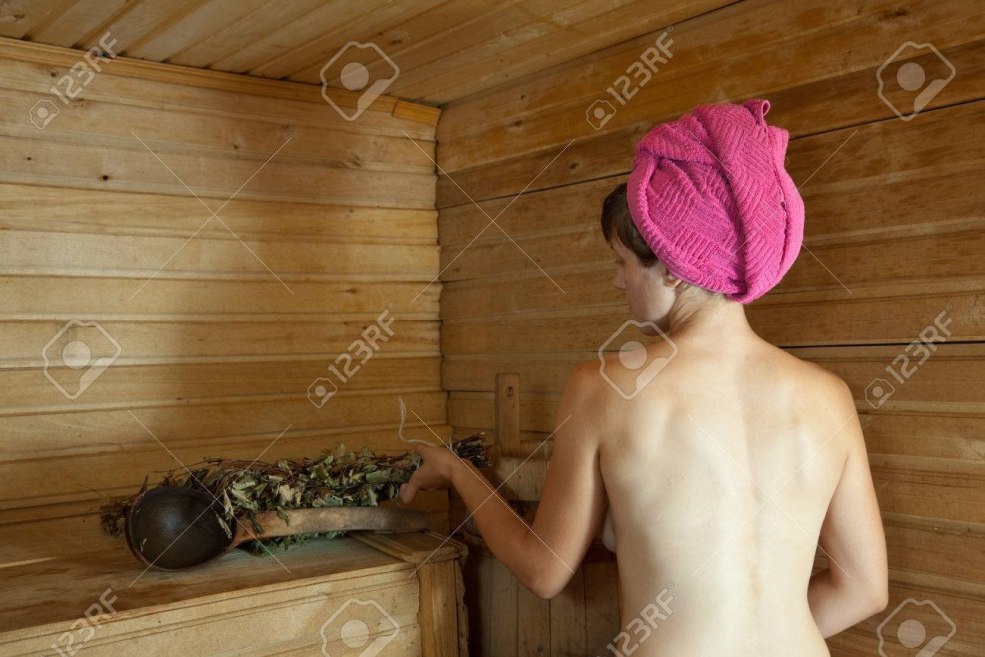 Putain de femmes russes dans les bains du village