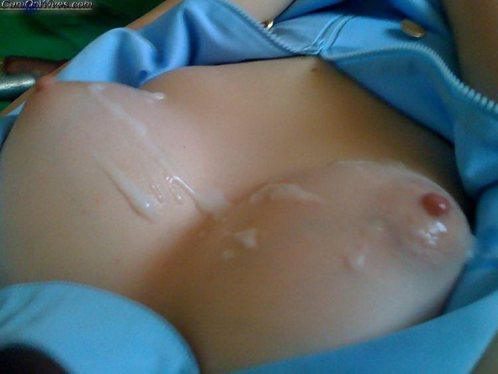 Sperme sur de petits seins dormant
