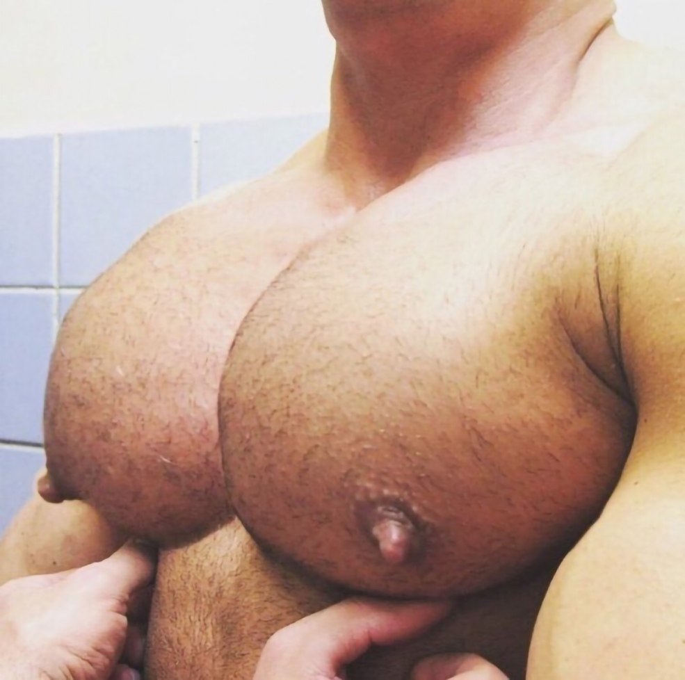 Homme avec de gros seins