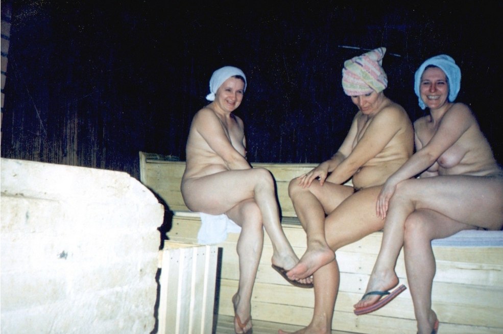 Femmes nues dans un bain de bain russe