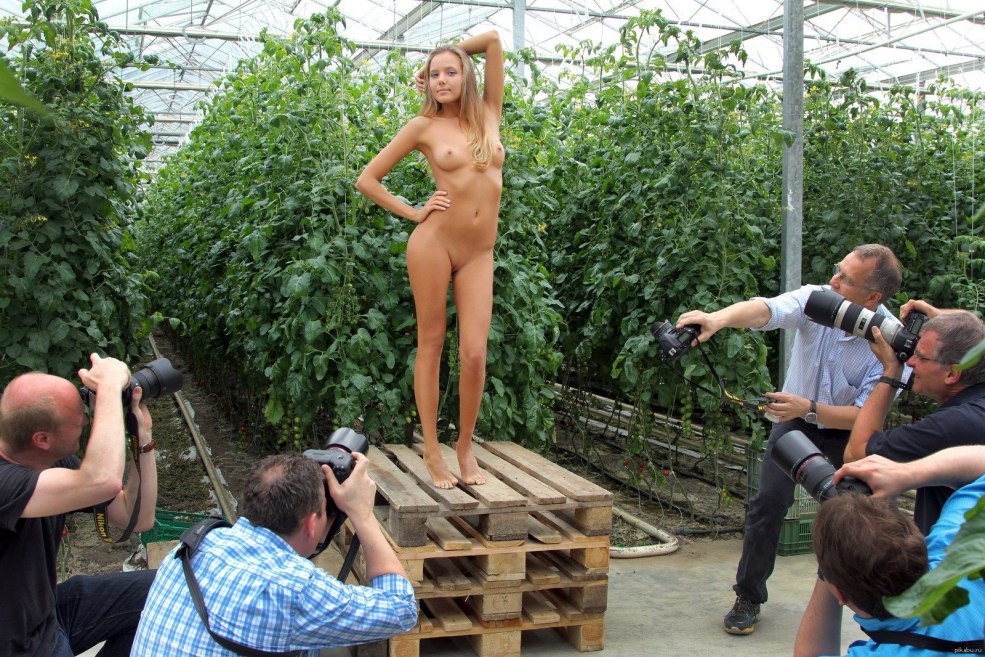 La fille se déshabille en public