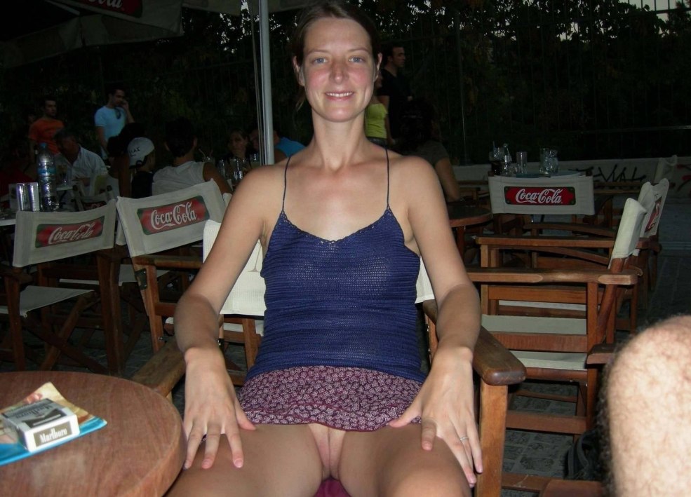 Les femmes marchent sans culotte dans un environnement familial