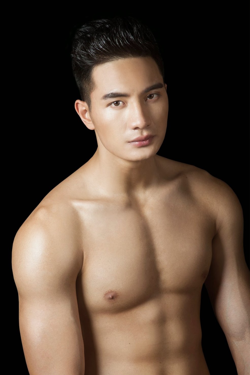 Asiatiques musculaires nus