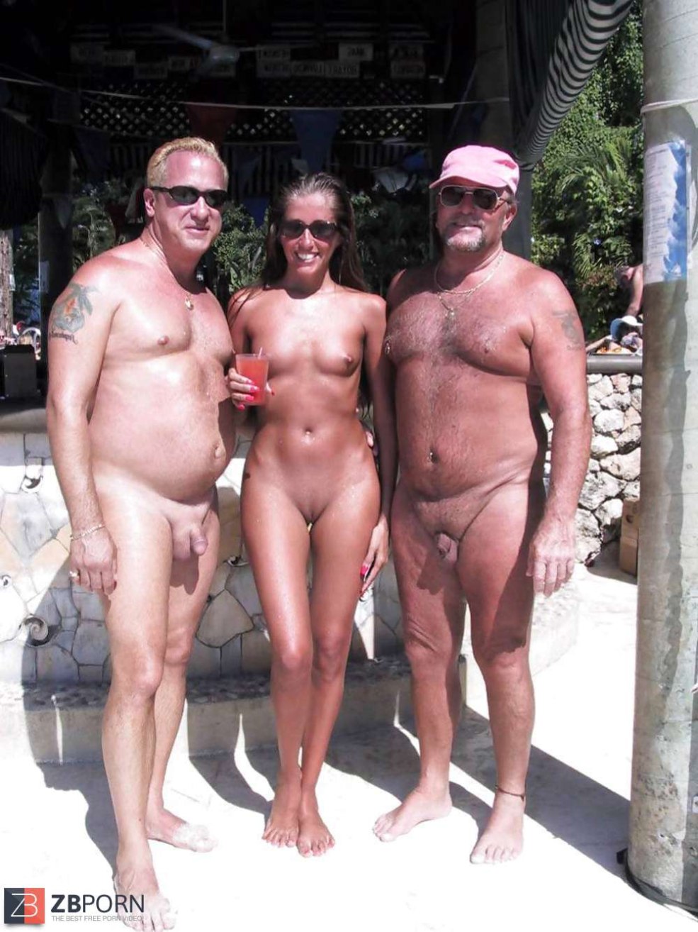 Échangistes matures sur une plage nudiste