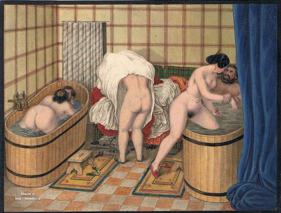 Les femmes s'amusent dans le bain de bain