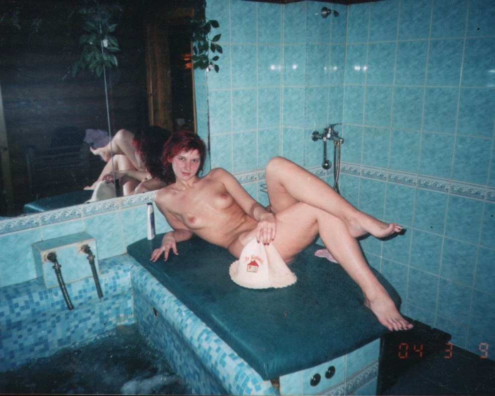 Gangbang mûrit dans le bain de bain