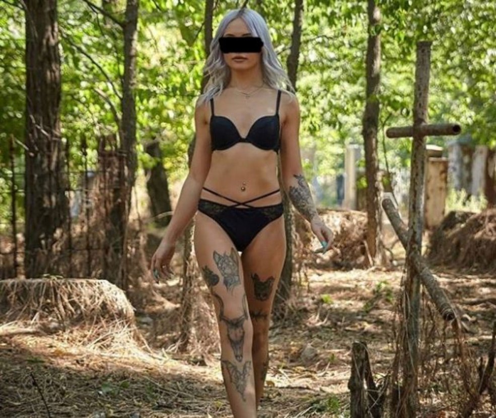 Nu dans le cimetière