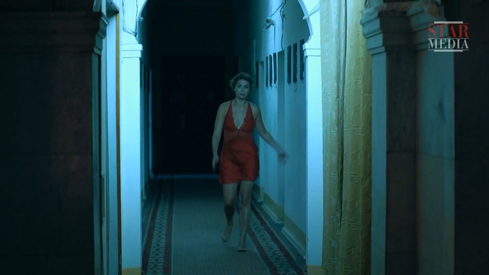 Séance photo ero dans le cimetière