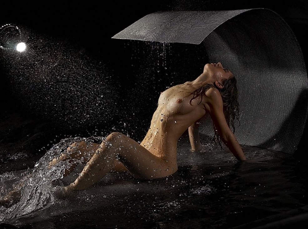 Coupe transparente sur un corps nu