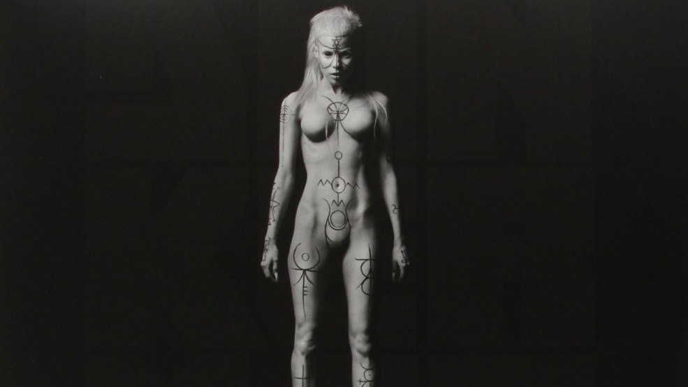 La fille albino est nue