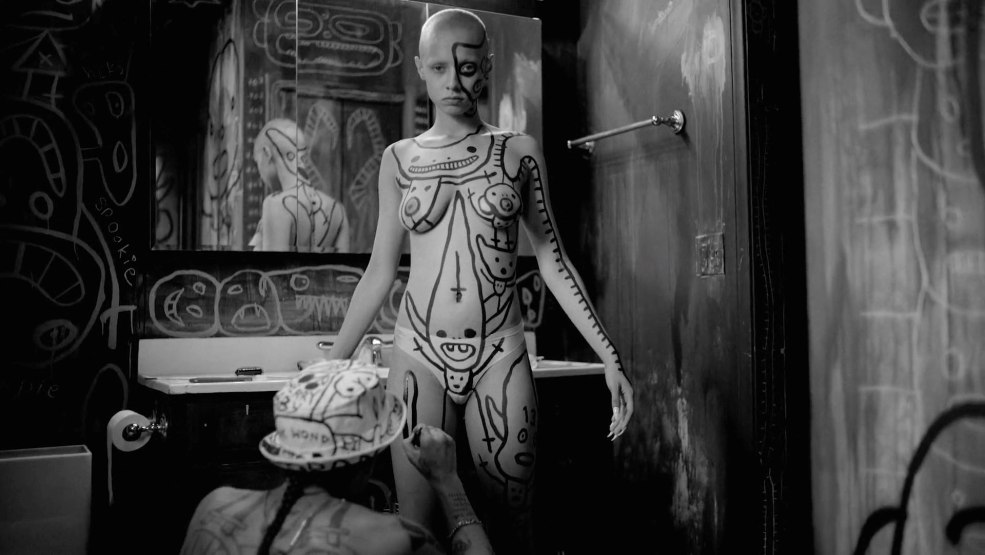 Jolandi Fisser nue sur scène