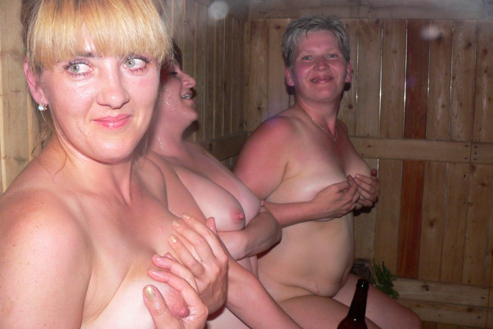 Mères russes nues dans le bain