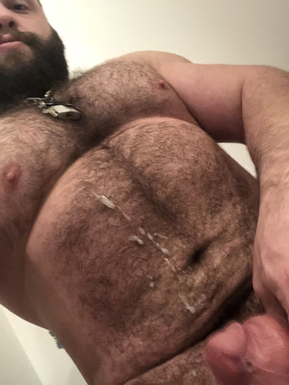 Homme brutal poilu nu