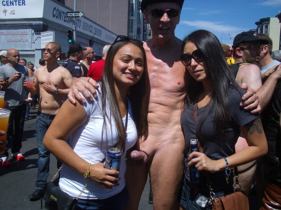 Nudistes nus en public