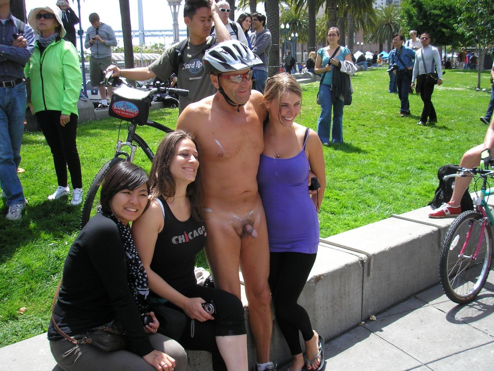 Femme nue parmi habillée