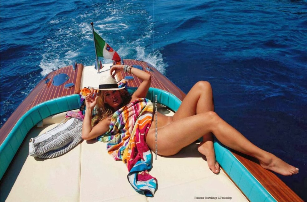 Blonde nue avec une chatte Ahuna sur le lit Photo