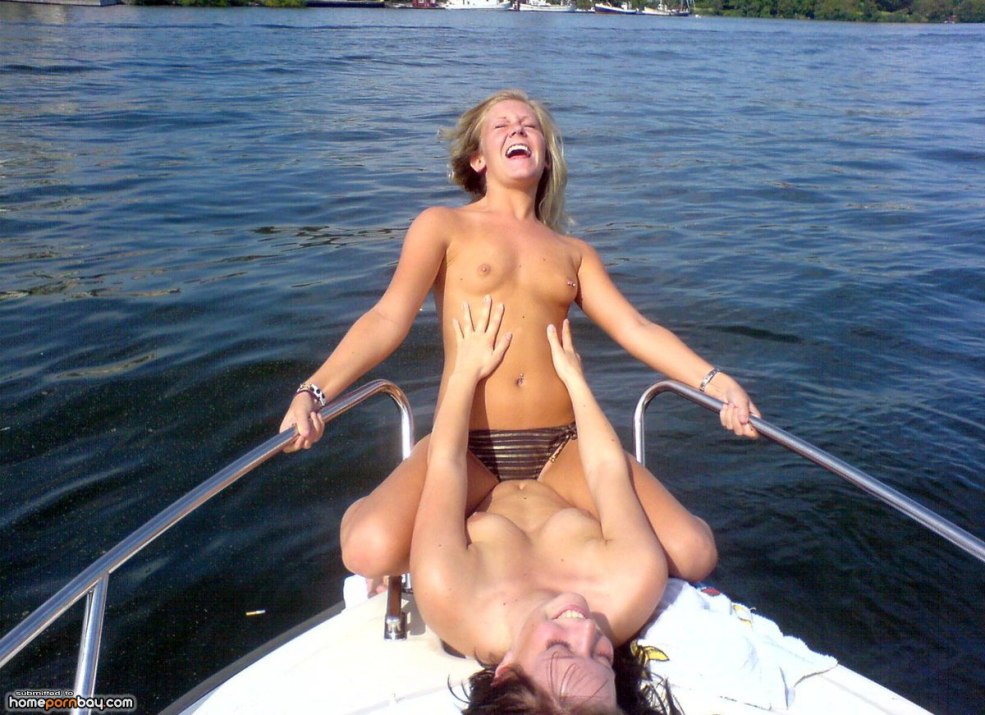 Baise dans un bateau en caoutchouc