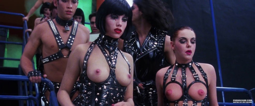 Strip-tease blonde dans les bas