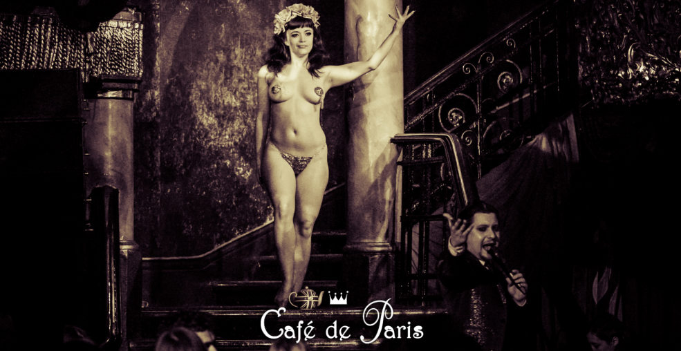 Filles nues du cabaret parisien