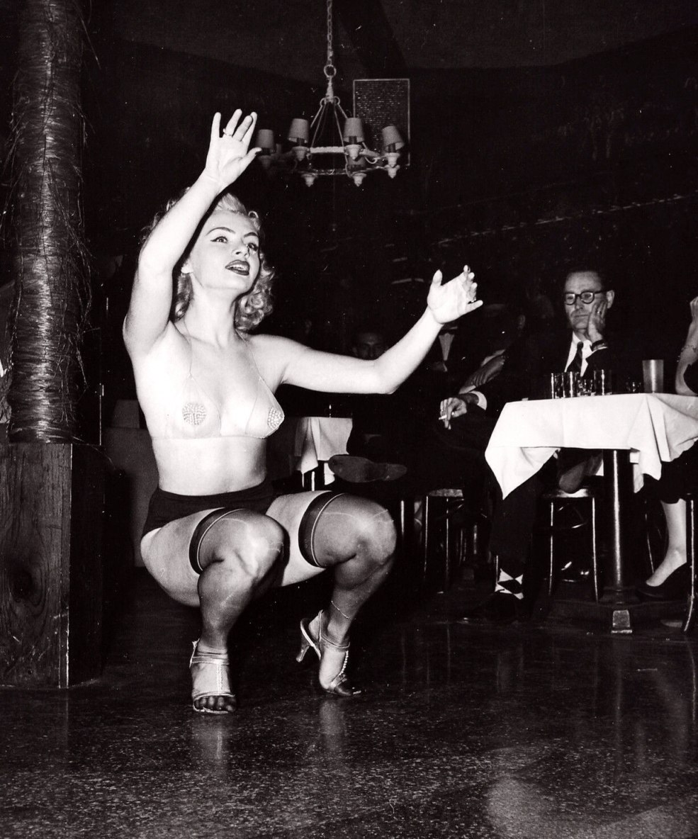 Danseurs nus sur scène