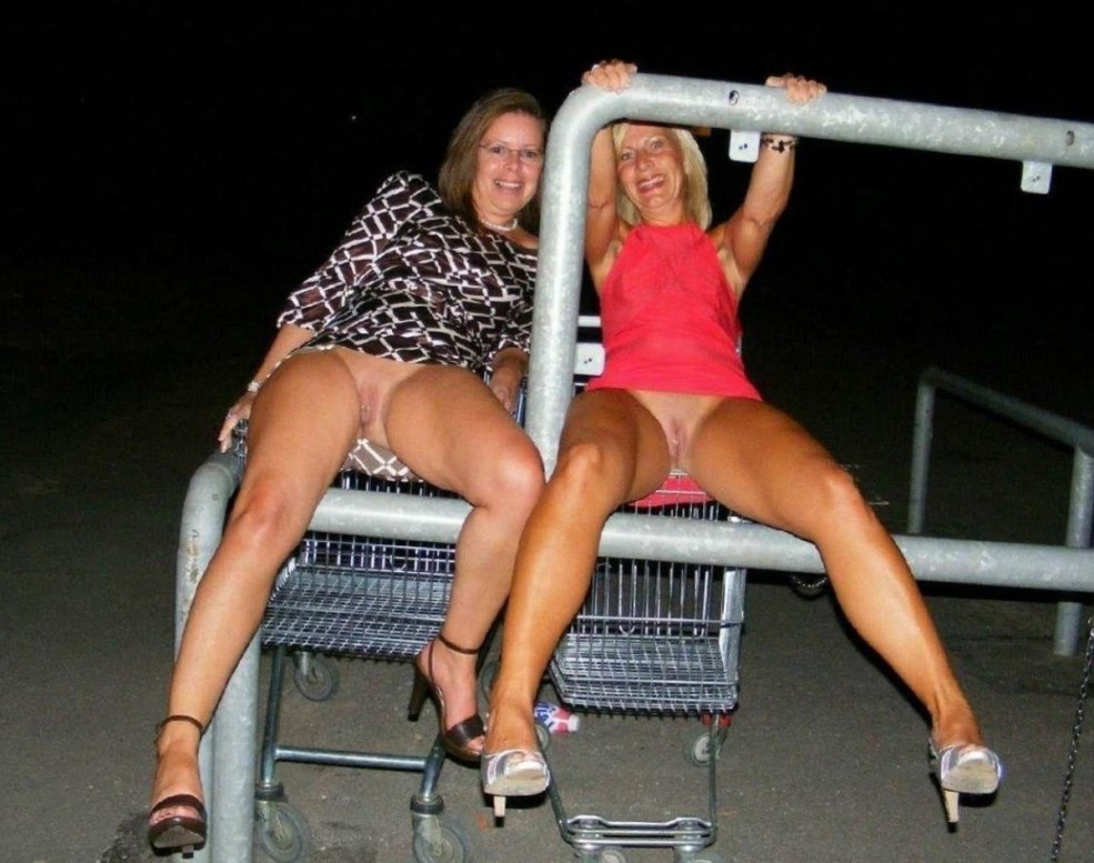 Milf sans culotte dans la voiture