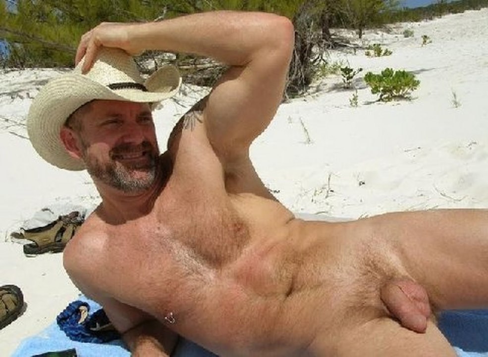 Homme adulte nu sur la plage